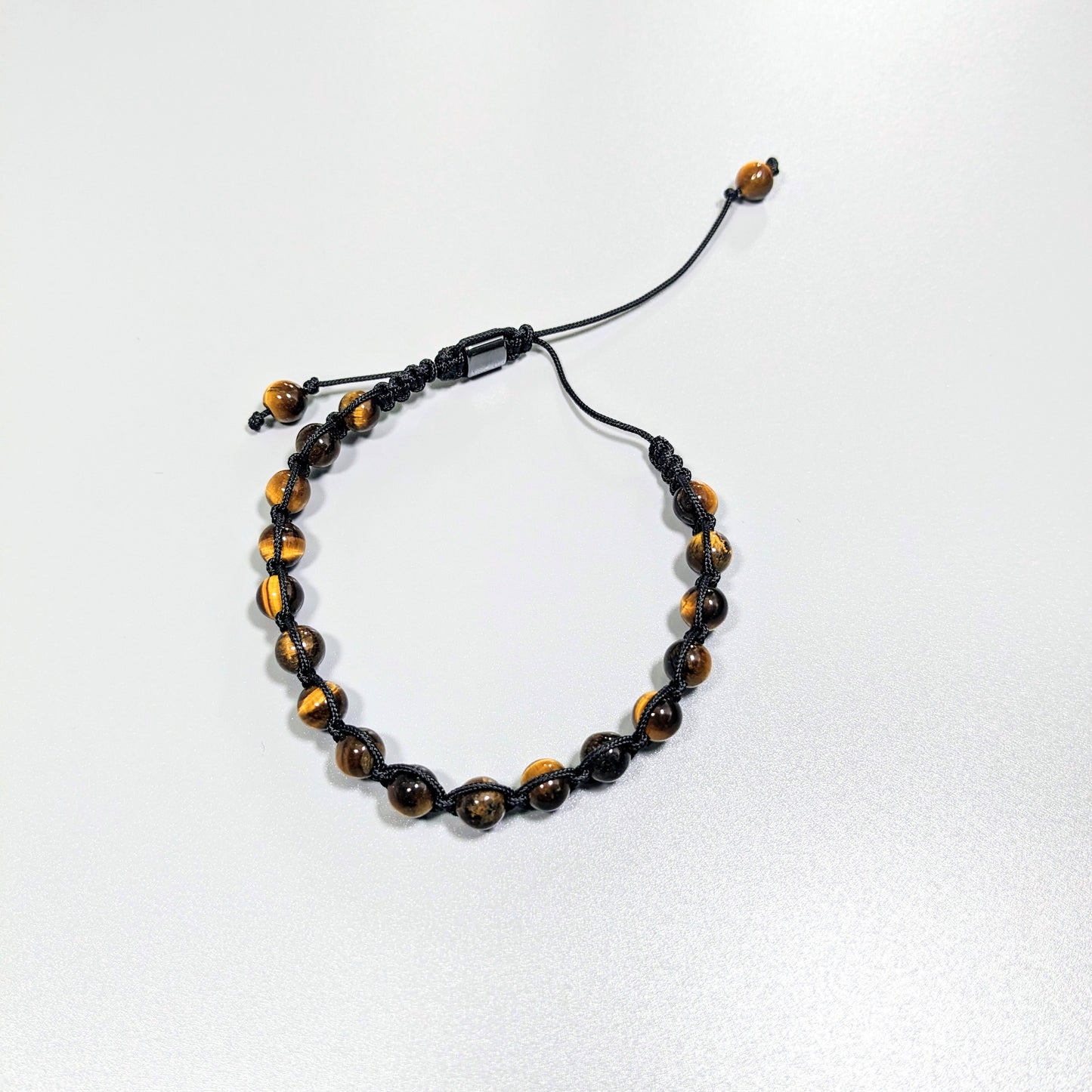 Pulsera con nudo de macramé ajustable con ojo de tigre