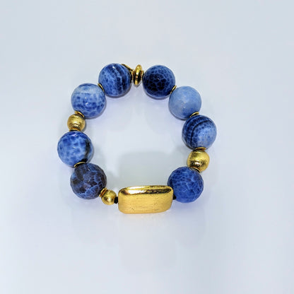 Ro &amp; Gieo Pulsera de latón con casquillo chapado en oro de 24 quilates y ágata de fuego azul