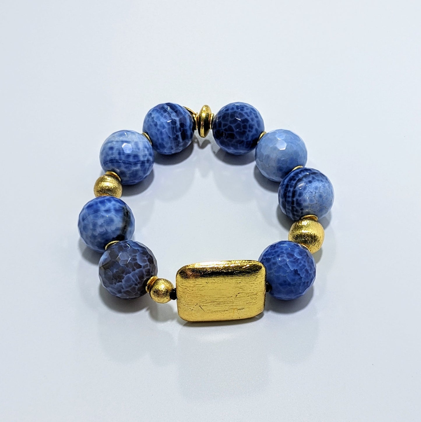 Ro &amp; Gieo Pulsera de latón con casquillo chapado en oro de 24 quilates y ágata de fuego azul