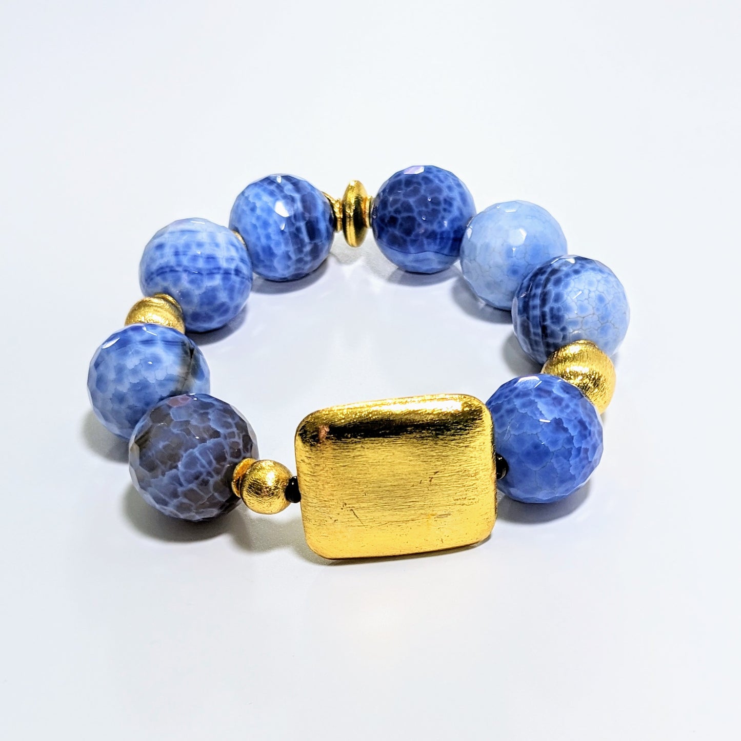 Ro &amp; Gieo Pulsera de latón con casquillo chapado en oro de 24 quilates y ágata de fuego azul