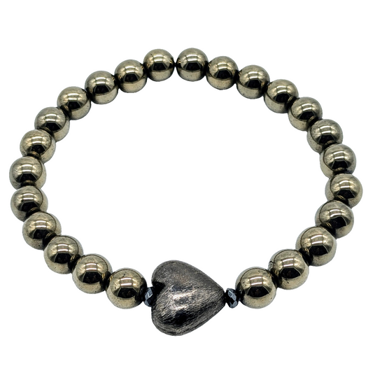 Pulsera con corazón de latón chapado en negro y hematita de Ro &amp; Gieo