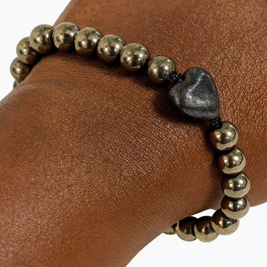 Pulsera con corazón de latón chapado en negro y hematita de Ro &amp; Gieo
