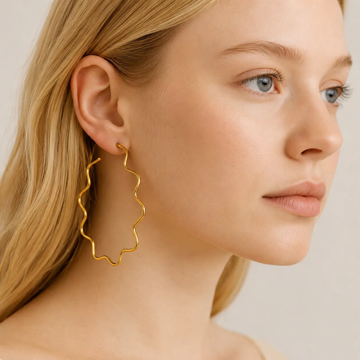 The Wavy Wire Hoop Earrings Ro & Gieo