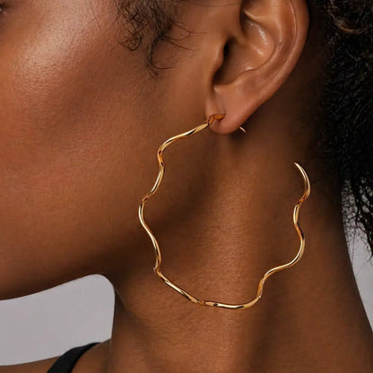 The Wavy Wire Hoop Earrings Ro & Gieo
